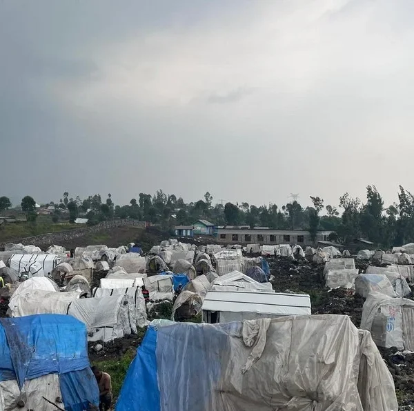 Die Lebensbedingungen in den kongolesischen Flüchtlingscamps sind menschenunwürdig. Gemeinsam mit unserem Partner leisten wir in der Region Goma überlebenswichtige Nothilfe, stellen Chlor zur Trinkwasserdesinfektion für zwölf Kliniken bereit und verteilen Trinkwasser sowie Zeltplanen an Familien.