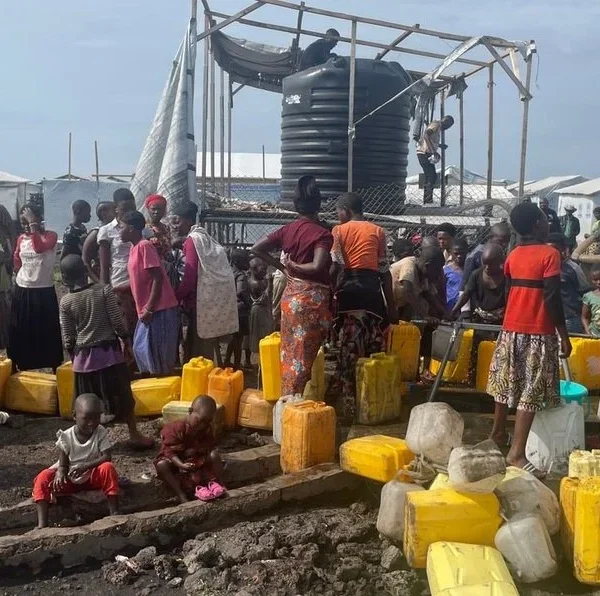 Die Trinkwasserversorgung in den kongolesischen Flüchtlingscamps ist dramatisch. Krankheiten wie Cholera breiten sich rasant aus.