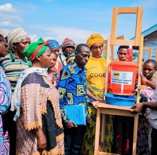 Ausbreitung von Krankheiten verhindern: Ein Mitarbeiter unserer Partnerorganisation führt eine Hygieneschulung in einem Flüchtlingscamp bei Goma durch, damit sich die Bewohner:innen vor Krankheiten wie Cholera schützen können.
